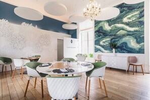 Phục vụ bữa sáng, bữa trưa và bữa tối 