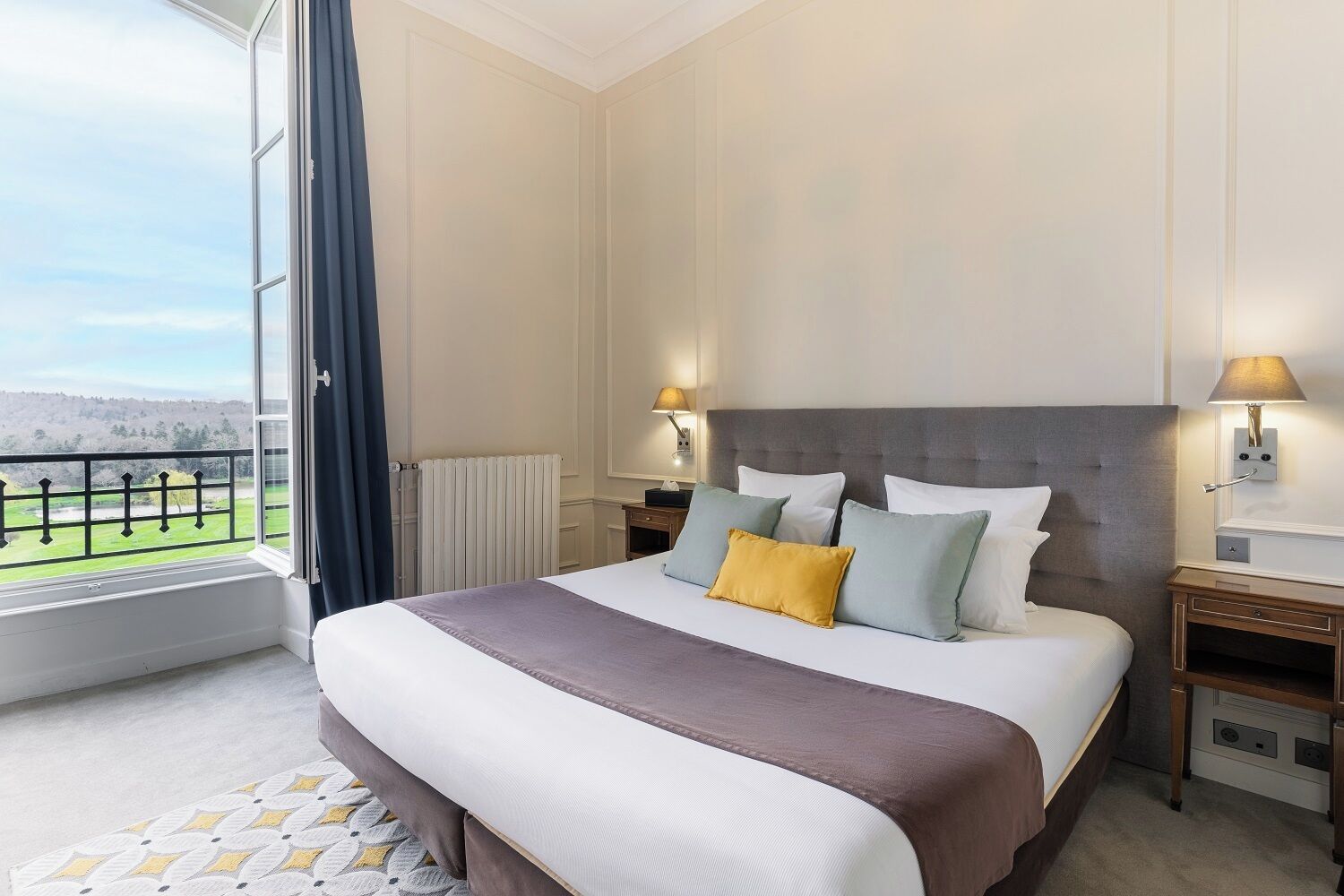 Caja fuerte, escritorio, cortinas opacas y sistema de insonorización