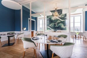 Frokost, lunsj og middag serveres, lokale retter 