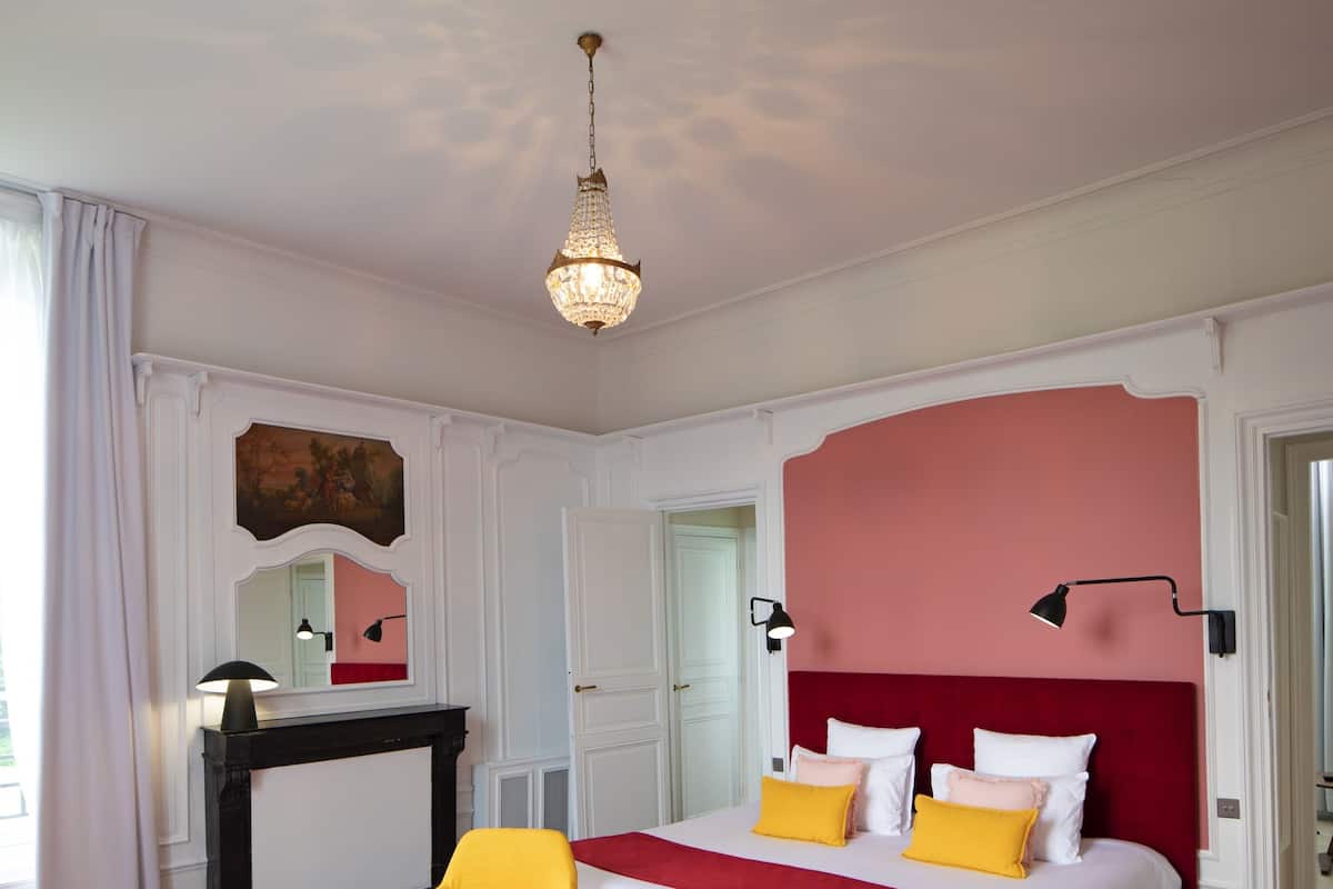 Une chambre à coucher avec un grand lit, un bureau, une chaise et un tapis.