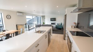 單棟房屋, 多張床 (Urban Sanctuary) | 私人廚房 | 雪櫃、微波爐、焗爐、爐具