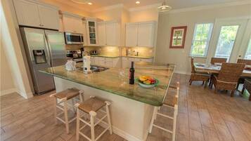 Departamento | Cocina privada | Refrigerador, microondas, horno y parrilla de estufa