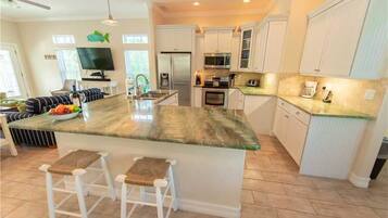 Departamento | Cocina privada | Refrigerador, microondas, horno y parrilla de estufa