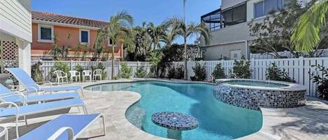 Apartment | Outdoor pool