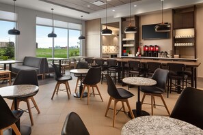 Se ofrece un desayuno bufé todos los días (11.00 CAD por persona)