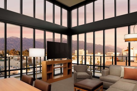 Caja de seguridad en la habitación, escritorio y cortinas blackout . Hyatt Place Pasadena