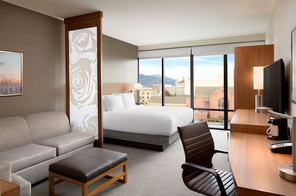 A hotel room with a bed, a sofa, a desk, and a TV. - Hyatt Place Pasadena (Pasadena)