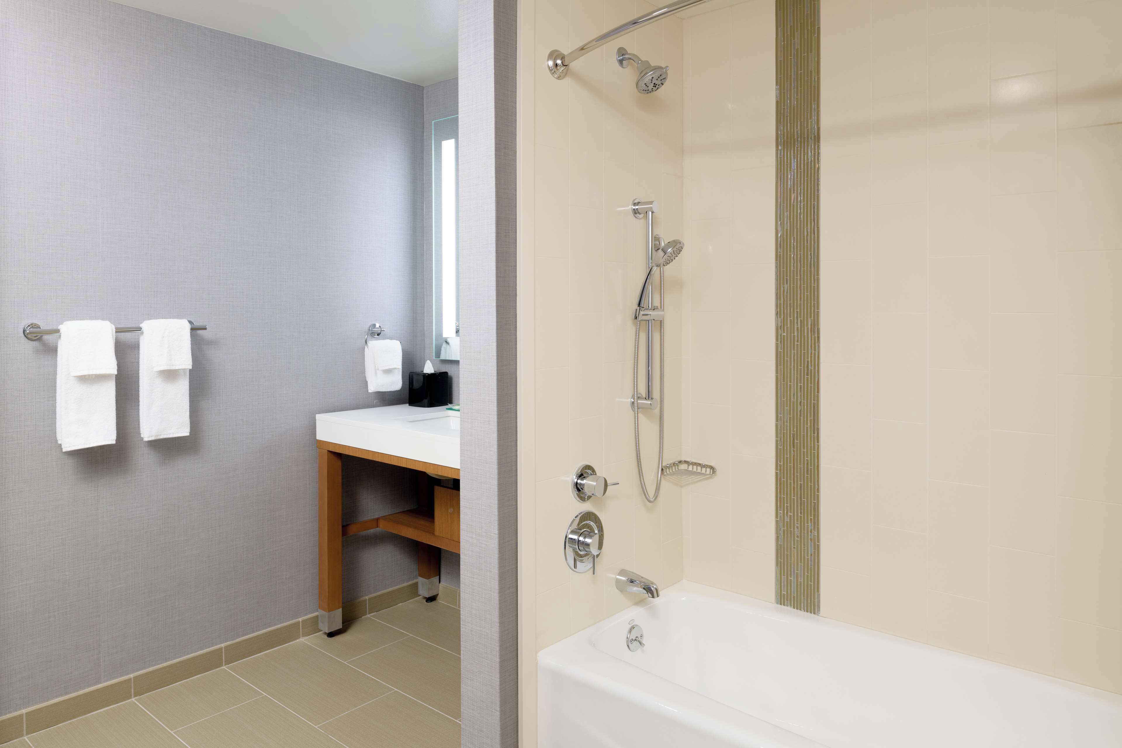 Un baño moderno con bañera, ducha y lavabo.