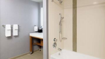 Un baño moderno con bañera, ducha y lavabo.
