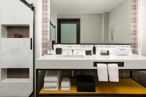 Hiustenkuivaaja, kylpytakit, pyyhkeet