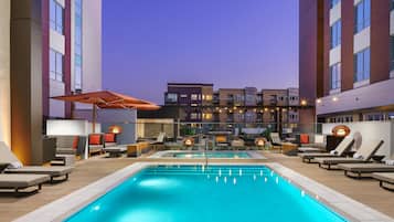 Alberca al aire libre, acceso de 09:00 a 22:00, y camastros