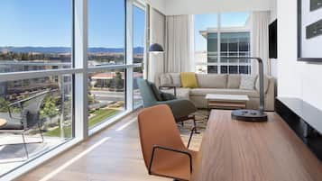 Phòng Suite, 1 giường cỡ king và sofa giường (VIP) | Bộ đồ giường kháng dị ứng, chăn bông, két bảo mật tại phòng, bàn