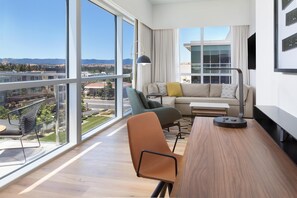 套房, 1 張特大雙人床及 1 張梳化床 (VIP) | 防敏寢具、羽絨被、房內夾萬、書桌