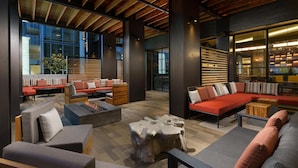 Un espace de détente moderne avec des canapés, une table basse et une cheminée.