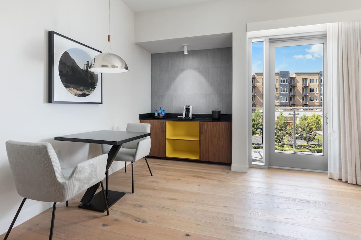 Sviitti, 1 suuri parisänky ja vuodesohva (VIP) | Allergiatestatut vuodevaatteet, untuvapeitot, tallelokero huoneessa