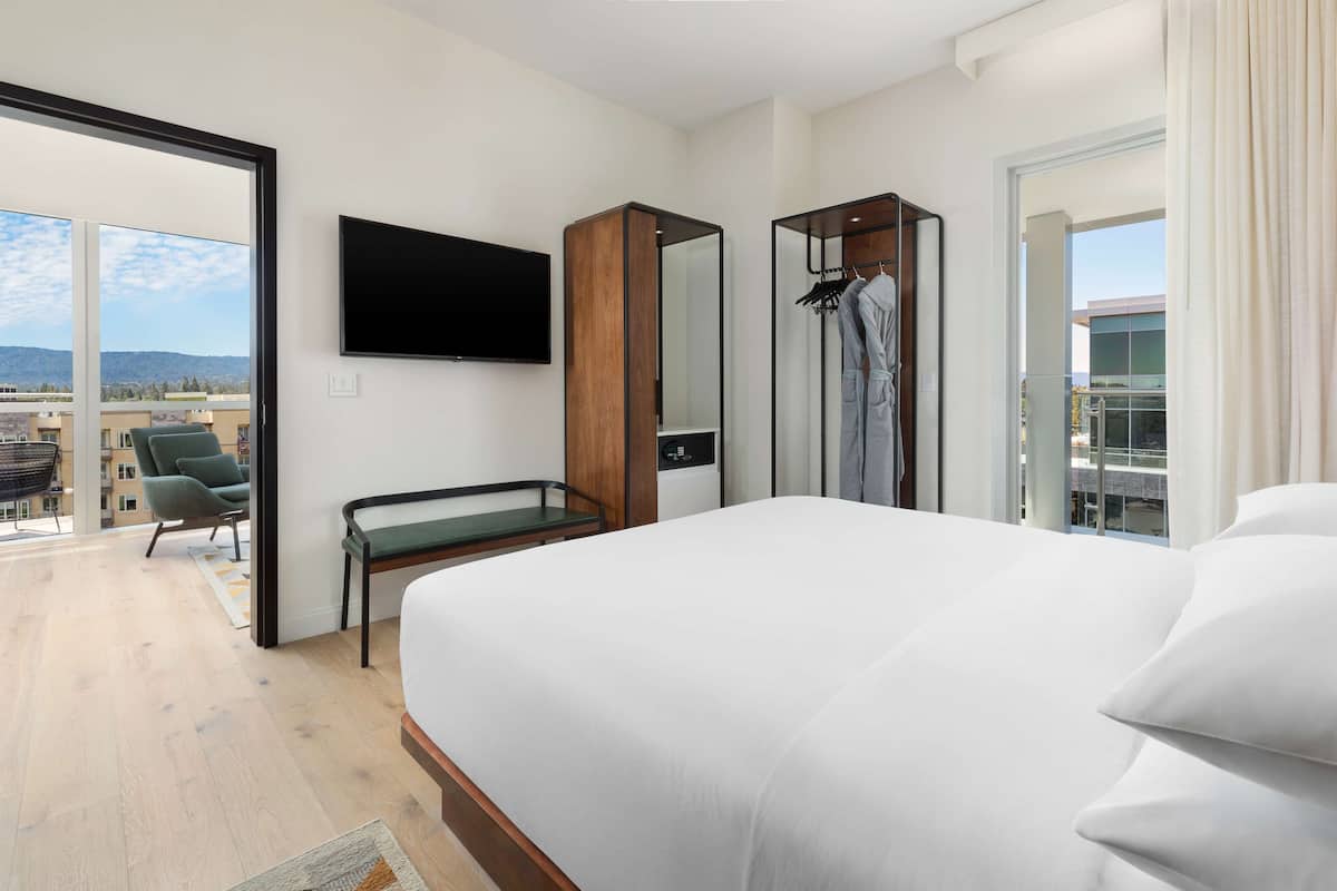 Suite, 1 Tempat Tidur King dengan tempat tidur Sofa (VIP) | Seprai antialergi, selimut bulu angsa, brankas, dan meja kerja