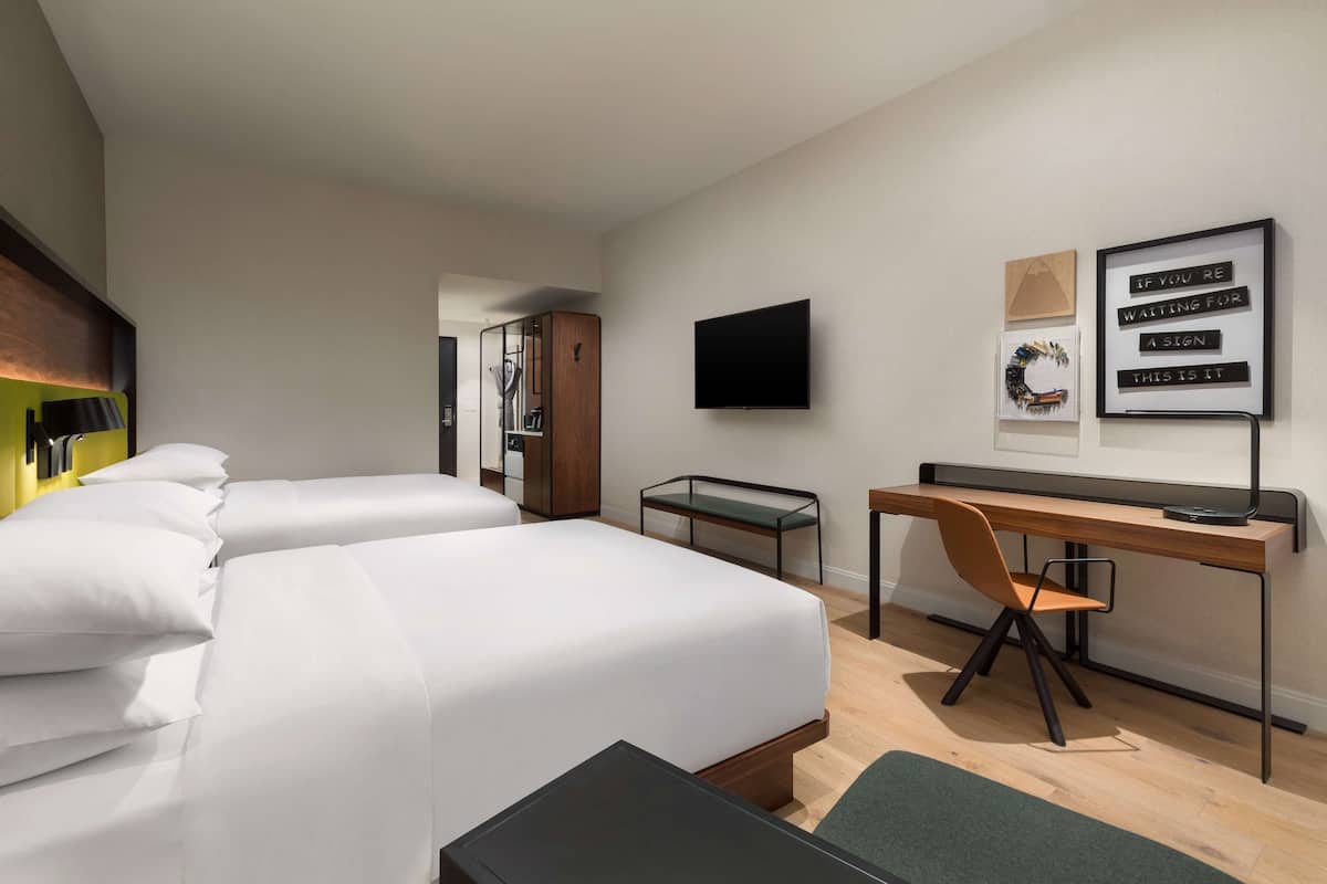 Kamar, 2 Tempat Tidur Queen | Seprai antialergi, selimut bulu angsa, brankas, dan meja kerja