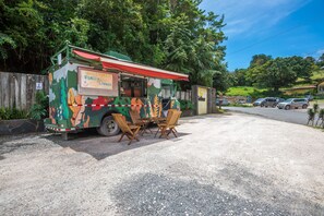 Bữa sáng đặc sản địa phương hàng ngày (13 USD/mỗi người)