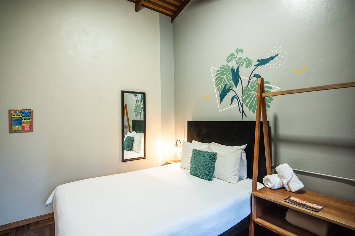 Small Room with Shared Bathroom | Free WiFi, bed sheets