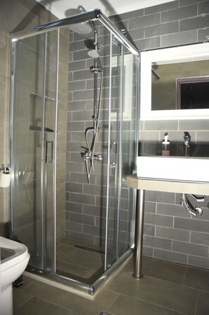 Family Room, Garden View | Bathroom shower - Anneta Studios (Igoumenitsa)