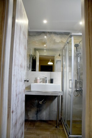 Double Room | Bathroom | Shower, hair dryer, towels - Anneta Studios (Igoumenitsa)