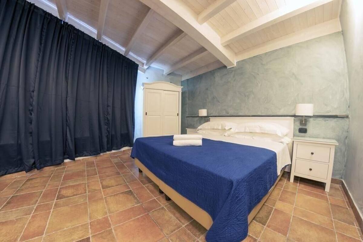 Minibar, desk, soundproofing, cribs (free)