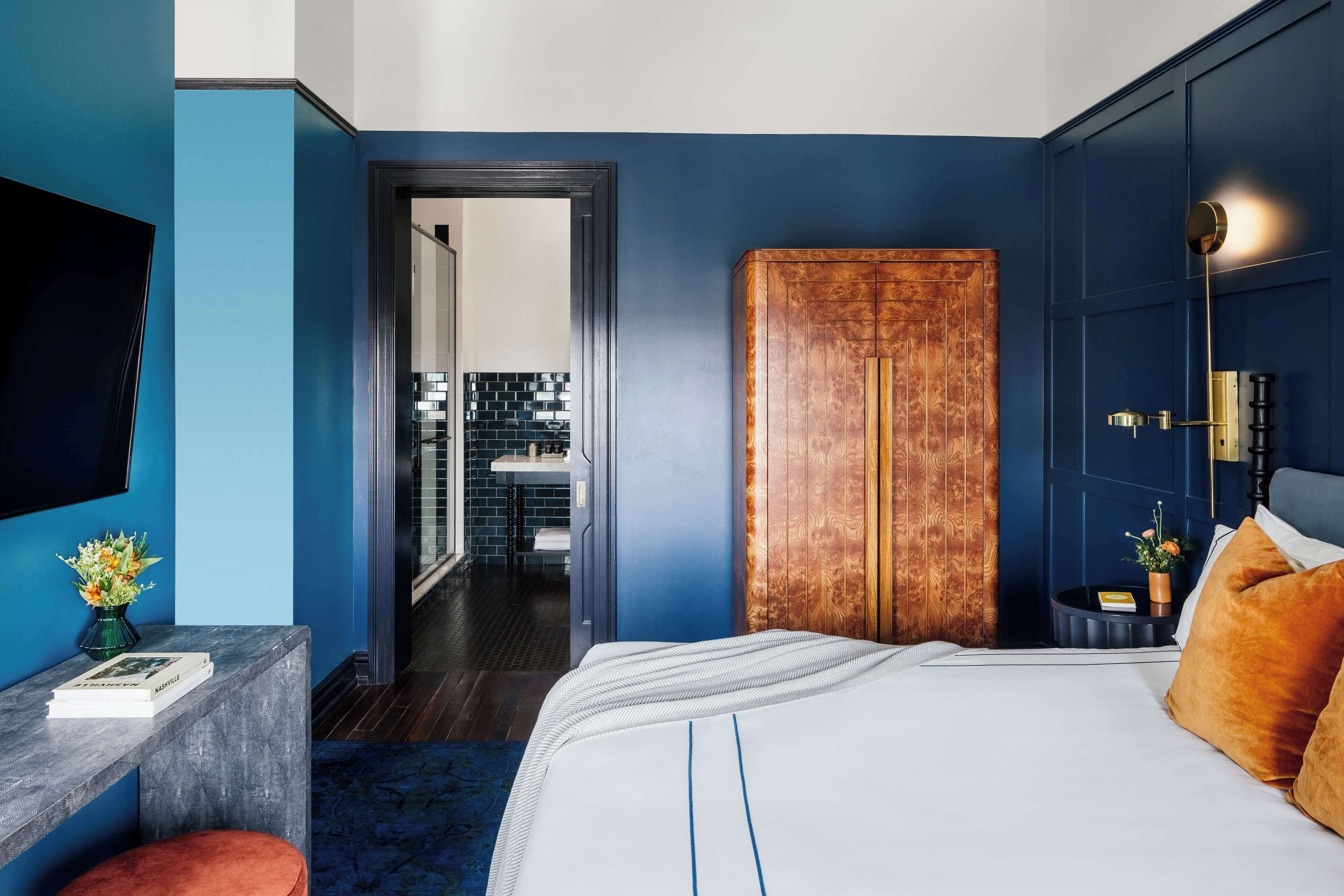 スタジオスイート キングベッド 1 台 (Gold) | エジプト綿のシーツ、高級寝具、羽毛の掛け布団、ミニバー