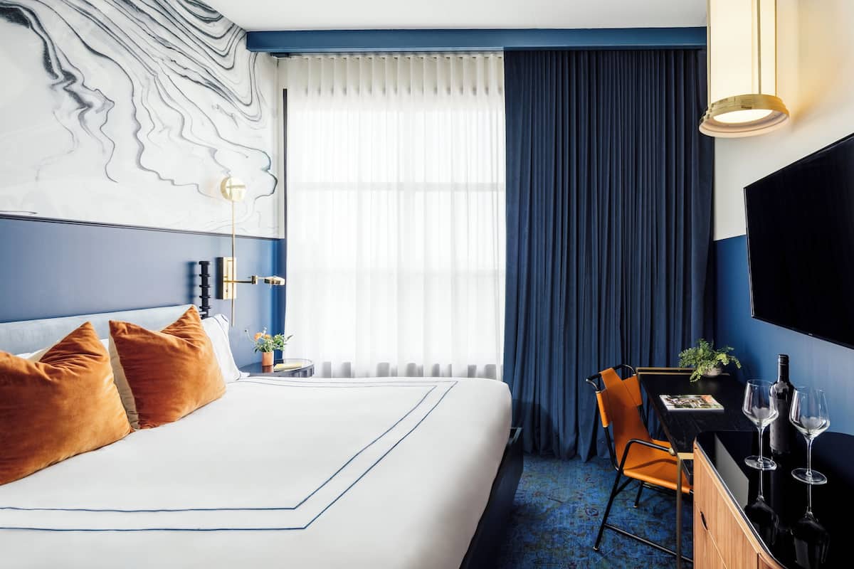 1 bedroom, Egyptian cotton sheets, premium bedding, down duvets