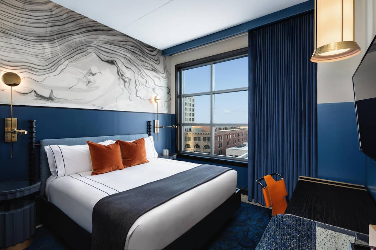 Room, 1 King Bed (Silver)