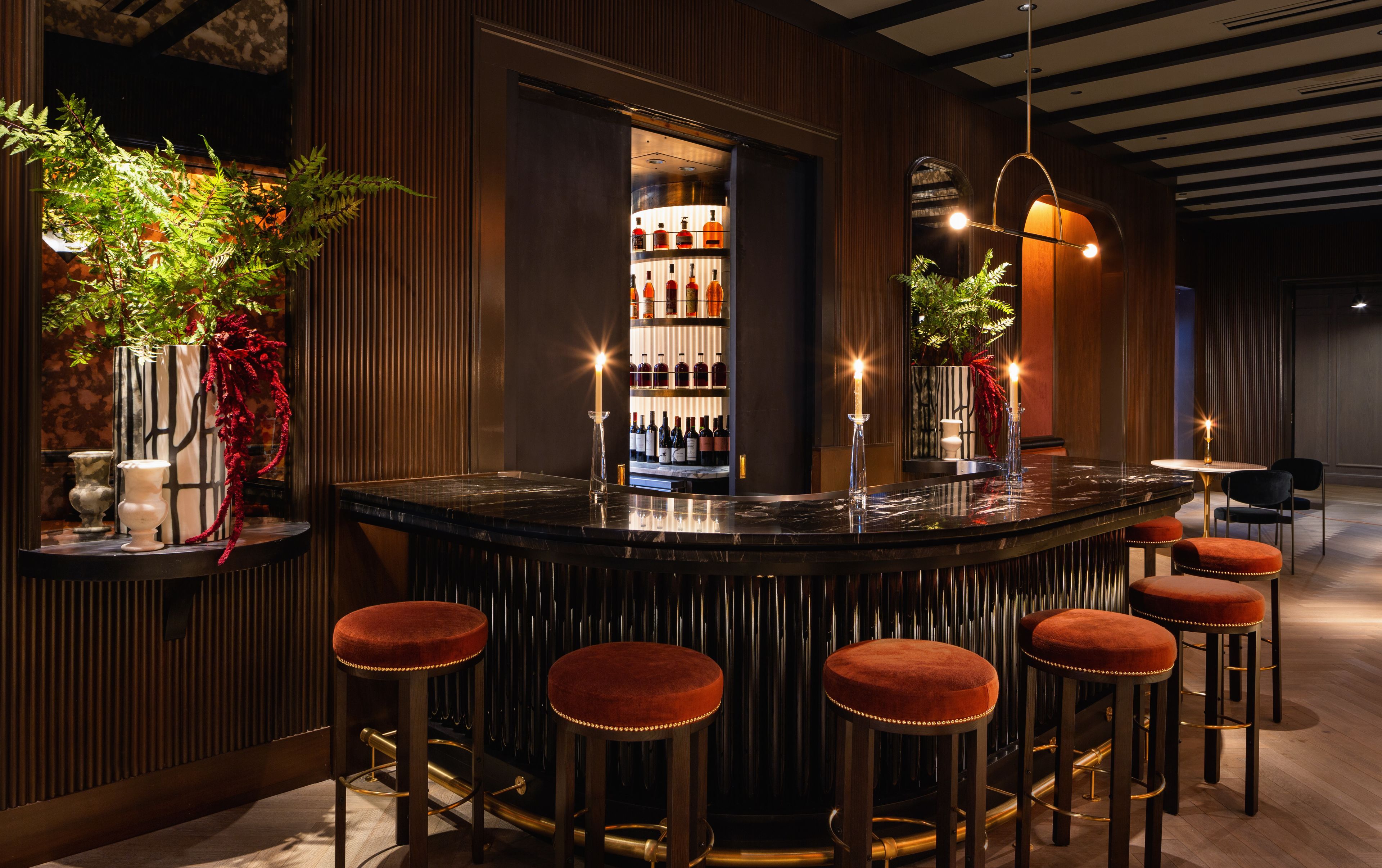 5 bars/lounges, cocktail bar