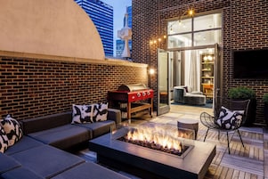 Egyptian cotton sheets, premium bedding, down comforters, minibar