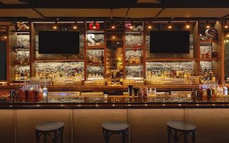 5 bars/lounges, cocktail bar