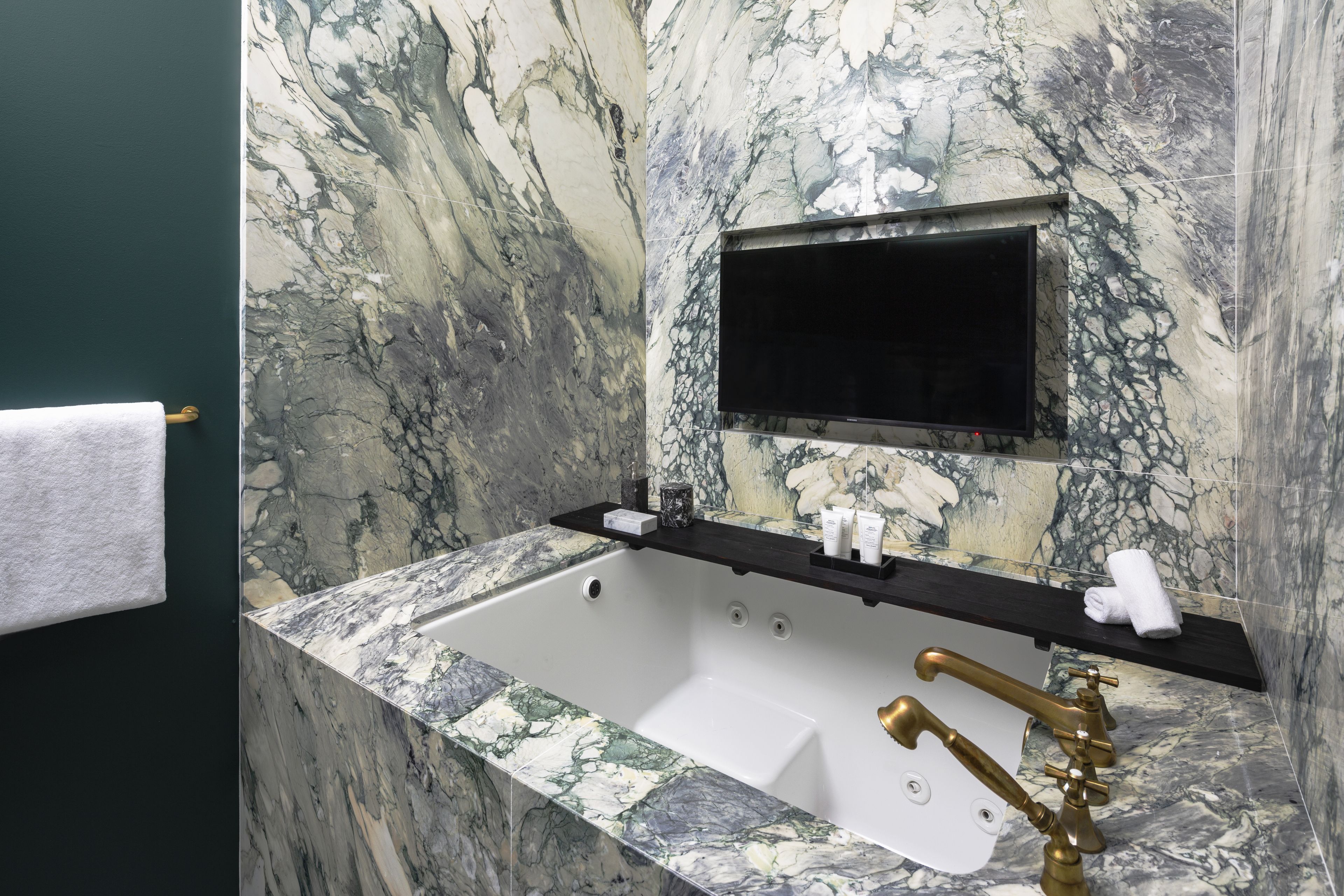 suite, 1 king bed (guest house) | deep-soaking bathtub