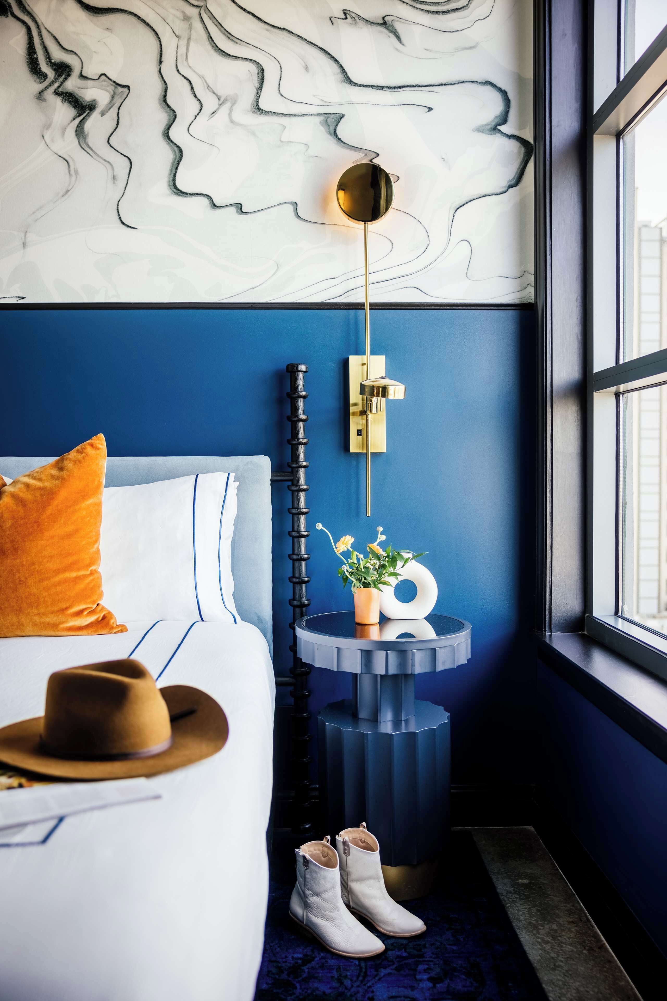 ルーム キングベッド 1 台 バリアフリー 浴槽 (Bronze) | エジプト綿のシーツ、高級寝具、羽毛の掛け布団、ミニバー