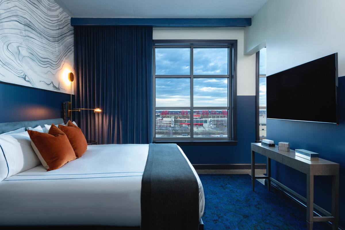 Room, 1 King Bed (Bronze)