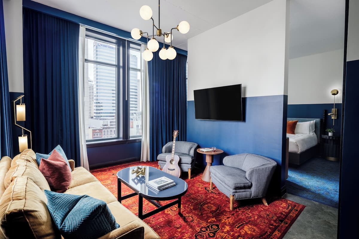 1 bedroom, Egyptian cotton sheets, premium bedding, down duvets