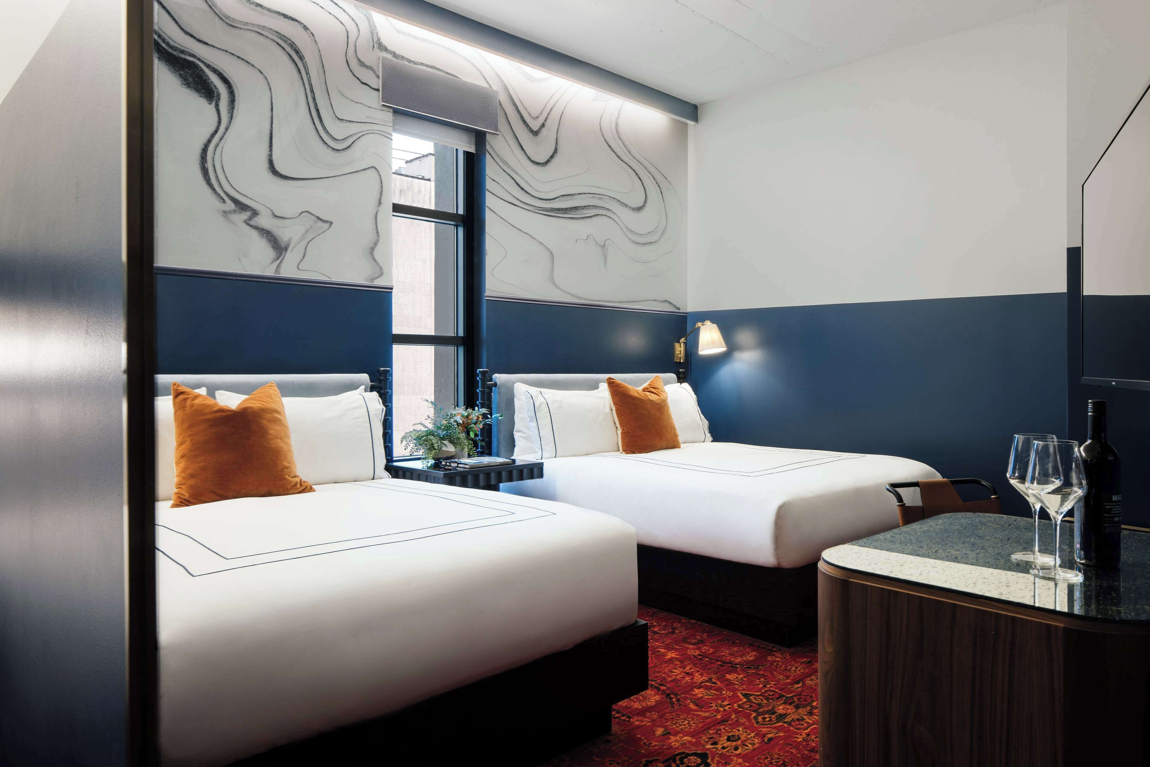 ルーム クイーンベッド 2 台 (Silver) | エジプト綿のシーツ、高級寝具、羽毛の掛け布団、ミニバー