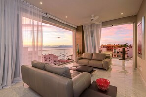 Luxury Condo, 1 King Bed, Non Smoking, Ocean View | Living area