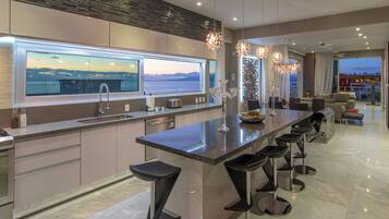 Condo de lujo, 1 cama King size, para no fumadores, vista al océano | Servicio a la habitación