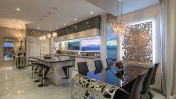 Condo de lujo, 1 cama King size, para no fumadores, vista al océano | Servicio a la habitación