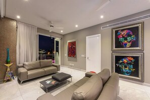 Luxury Condo, 1 King Bed, Non Smoking, Ocean View | Living area