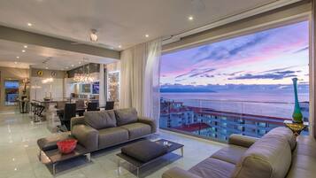 Condo de lujo, 1 cama King size, para no fumadores, vista al océano | Área de sala de estar | Smart TV