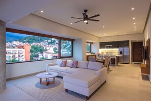 Condo de lujo, varias camas, para no fumadores, vista al océano | Área de sala de estar | Televisión de pantalla plana y Netflix 