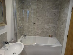 Superior Apartment, 1 King Bed, Non Smoking | Bathroom - Spacious Apartment in Winchester (Winchester)
