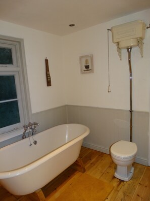 Comfort-Apartment | Badezimmer | Duschwanne, kostenlose Toilettenartikel, Haartrockner, Handtücher