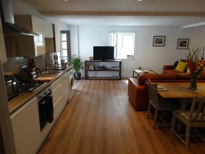 Superior Apartment, 1 King Bed, Non Smoking | Private kitchen
