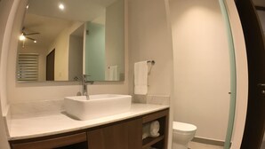 Luxury-Apartment, 1 King-Bett, Nichtraucher, Stadtblick | Badezimmer