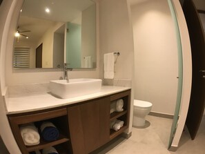 Condo de lujo, 1 cama King size, para no fumadores, vista a la ciudad | Baño | Regadera, amenidades de baño gratuitas, secadora de cabello, bidet 