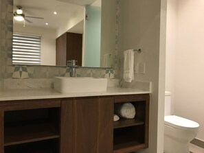 Condo de lujo, 1 cama King size, para no fumadores, vista a la ciudad | Baño | Regadera, amenidades de baño gratuitas, secadora de cabello, bidet 