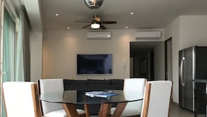 Luxury-Apartment, 1 King-Bett, Nichtraucher, Stadtblick | Essbereich im Zimmer